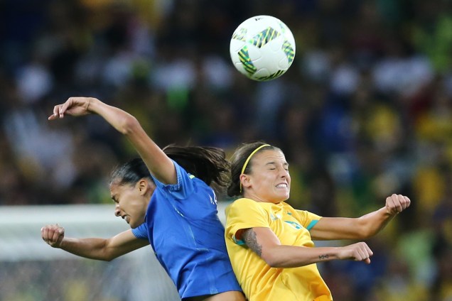 A brasileira Andressa Alves disputa pelo alto com a australiana Chloe Logarzo