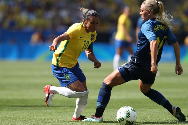 Marta tenta passar pela marcação da sueca Jessica Samuelsson durante a disputa da semifinal do futebol feminino no Maracanã