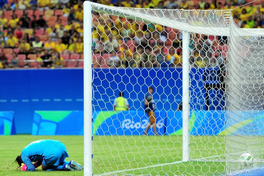 A goleira Hope Solo da seleção dos Estados Unidos, falha e sofre gol na partida contra a Colômbia, na Arena Amazônia, em Manaus