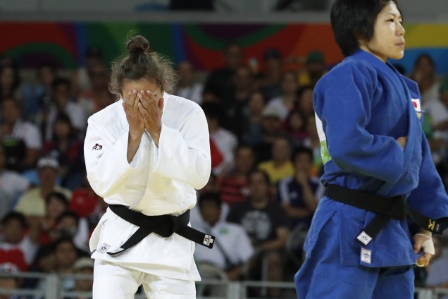 A judoca Majlinda Kelmendi do Kosovo comemora após vitória sobre a japonesa Misato Nakamura na categoria até 52 Kg