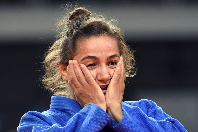A judoca Majlinda Kelmendi, do Kosovo, comemora a medalha de ouro na primeira participação do país em Olimpíadas