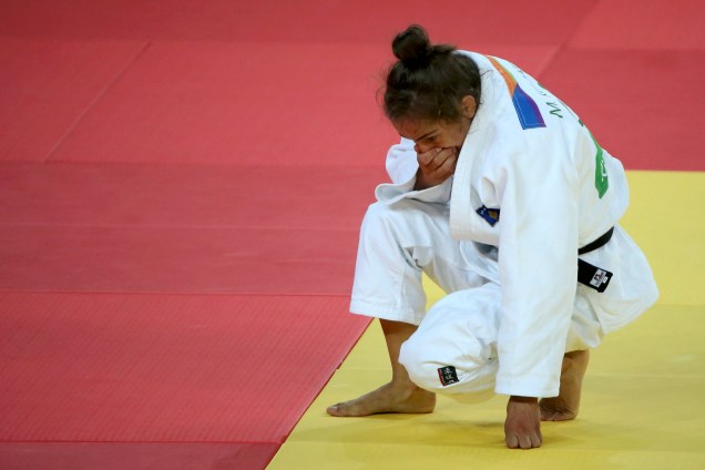 A judoca Majlinda Kelmendi do Kosovo na luta contra a japonesa Misato Nakamura na semifinal da categoria até 52 Kg