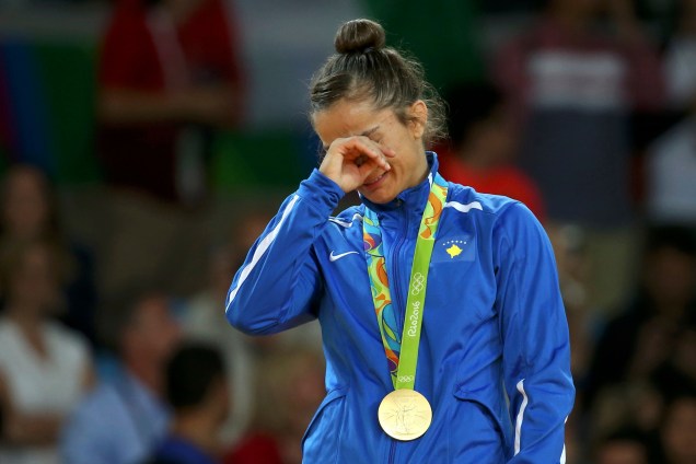 A judoca Majlinda Kelmendi, do Kosovo, se emociona após conquistar a medalha de ouro na primeira participação do país em Olimpíadas