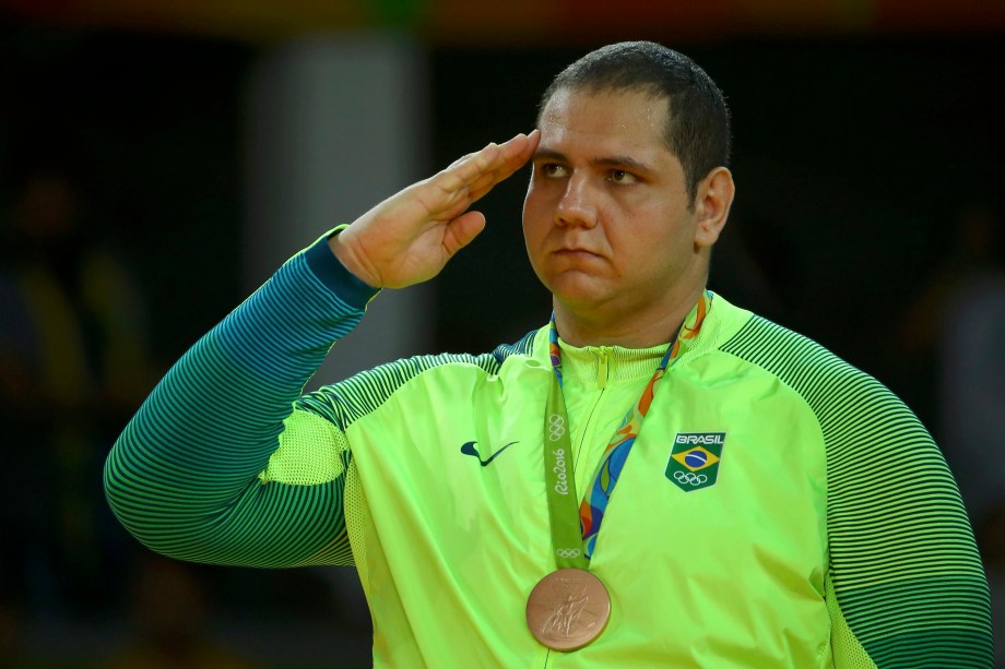 Atleta militar, o brasileiro Rafael Silva presta continência com a medalha de bronze na cerimônia de premiação do judô