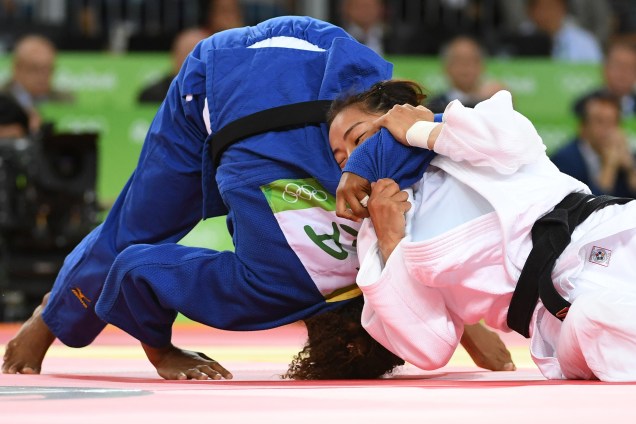A judoca brasileira Rafaela Silva conquista a medalha de ouro no judô após vencer Sumiya Dorjsuren da Mongólia na categoria até 57Kg