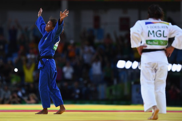 A judoca brasileira Rafaela Silva conquista a medalha de ouro no judô após vencer Sumiya Dorjsuren da Mongólia na categoria até 57Kg