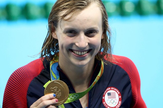 A nadadora Katie Ledecki dos Estados Unidos com a medalha de ouro após vitória e quebra do recorde mundial nos 400m livre