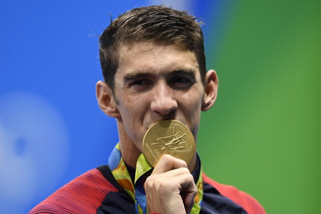 Michael Phelps conquista mais uma medalha de ouro após vitória da equipe americana no 4x100m livre