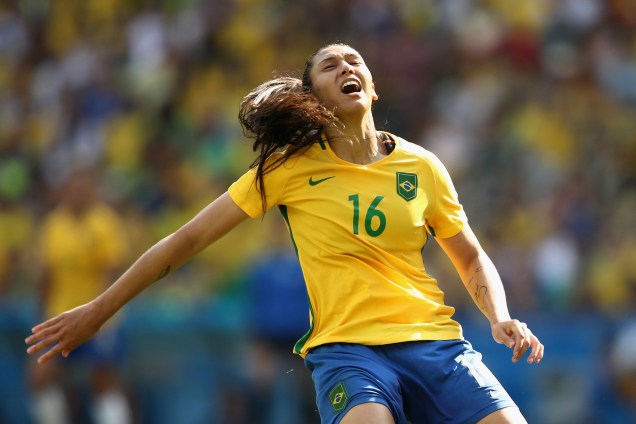 Beatriz lamenta chance perdida na partida contra a Suécia no Maracanã
