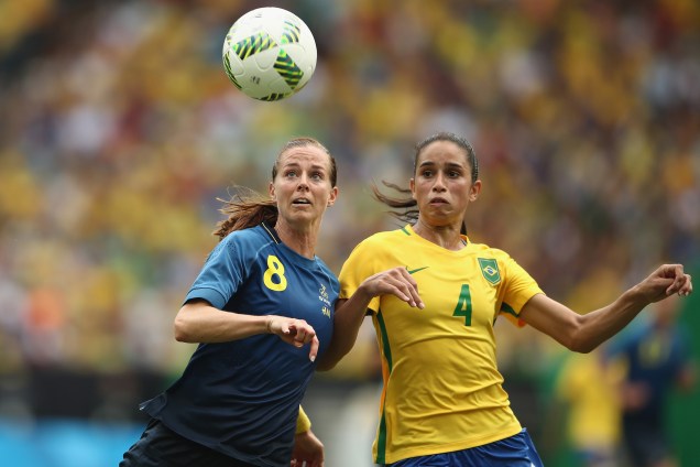 A sueca Lotta Schelin disputa jogada com a brasileira Rafaelle na semifinal do futebol feminino no estádio do Maracanã