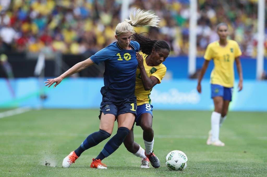 A sueca Sofia Jakobsson disputa jogada com a brasileira Formiga