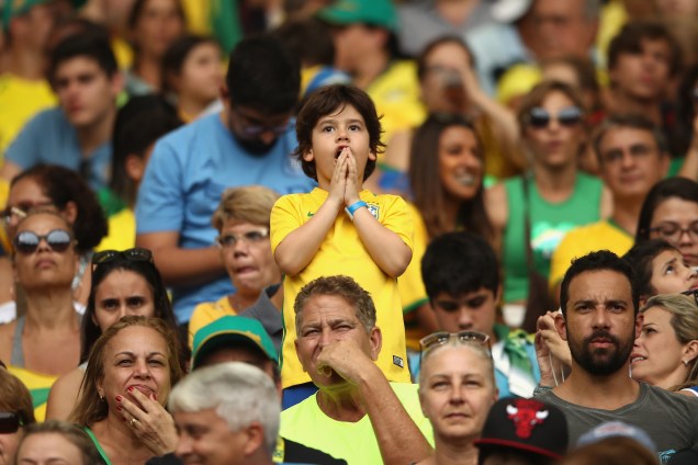 Torcida fica tensa durante a disputa de pênaltis entre Brasil e Suécia no Maracanã
