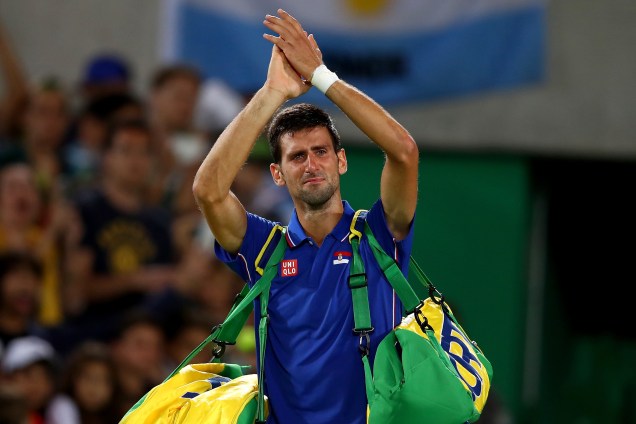 O tenista sérvio Novak Djokovic se emociona após ser eliminado pelo argentino Juan Martin Del Potro, na primeira rodada do torneio de simples. O título olímpico é o único ainda não conquistado pelo atual número um do mundo