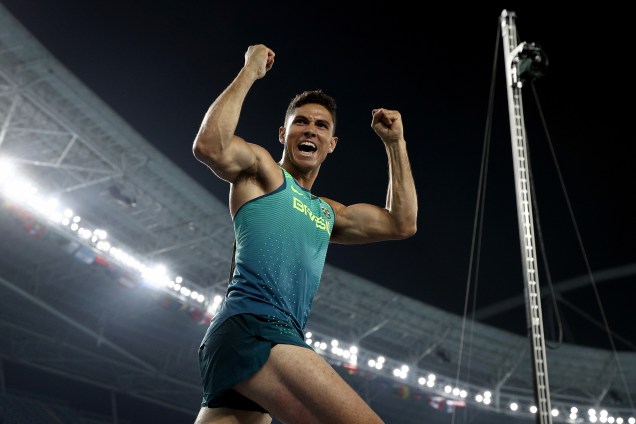 O brasileiro Thiago Braz comemora a medalha de ouro no salto com vara após saltar 6,03m e superar o francês Renaud Lavilleniena na briga pelo primeiro lugar