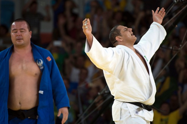O brasileiro Rafael Silva comemora a vitória sobre Abdullo Tangriyev do Uzbequistão, e a conquista da medalha de bronze. A medalha do judoca é a quarta do Brasil na Rio-2016
