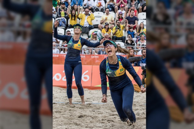 As brasileiras Ágatha e Bárbara comemoram a vitória na partida contra as chinesas Wang e Yue nas oitavas de final do vôlei de praia - 12/08/2016