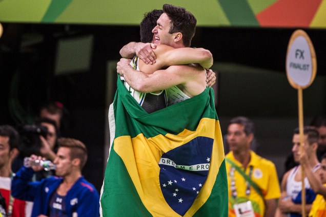 Diego Hypólito e Arthur Nory comemoram as históricas medalhas de prata e o bronze para a ginástica artística brasileira na final do solo - 14/08/2016