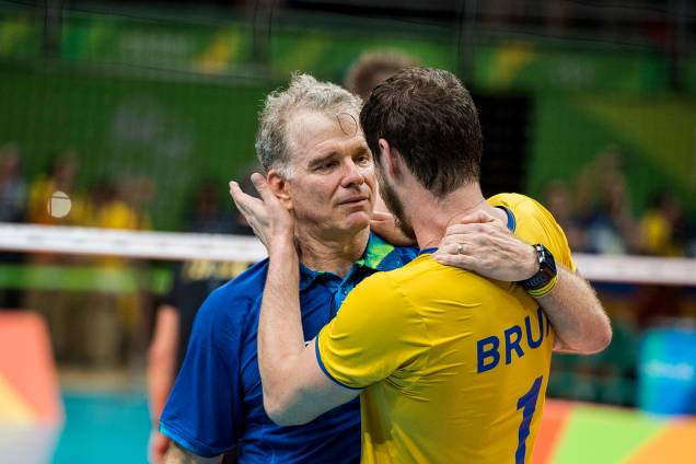 O técnico Bernardinho recebe o abraço do filho Bruno após conquista da medalha de ouro da seleção brasileira na Rio-2016