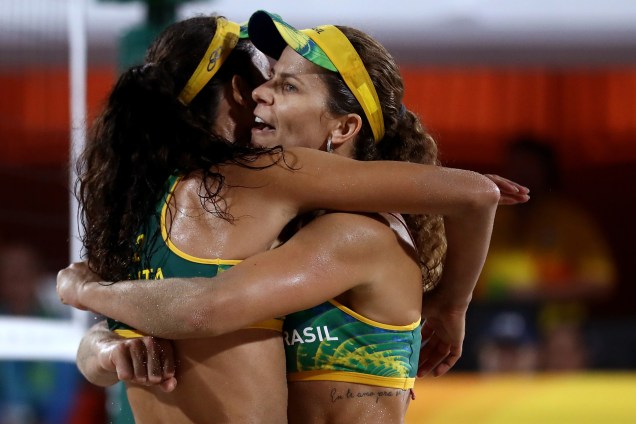 Larissa e Talita comemoram vitória sobre a dupla suíça Nadine Zumkehr e Joana Heidrich e a vaga na semifinal olímpica no vôlei de praia