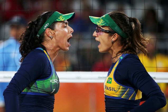 As brasileiras Ágatha e Bárbara comemoram após vitória sobre a dupla russa Evgeniya Ukolova e Ekaterina Khomyakova nas quartas de final do vôlei de praia - 14/08/2016