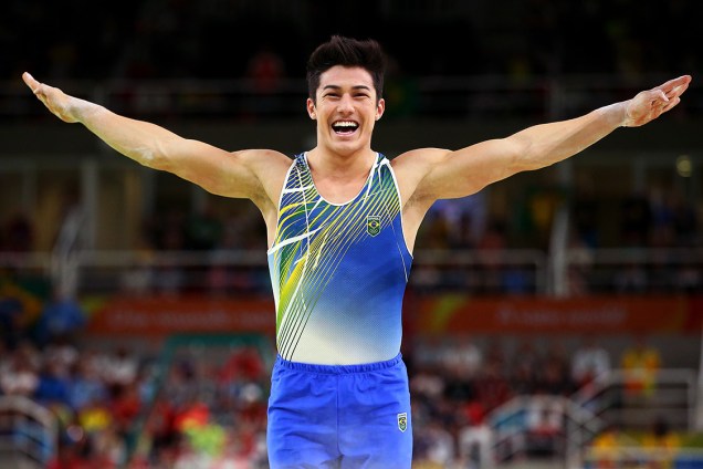 O ginasta Arthur Nory comemora após se apresentar nas barras paralelas na final por equipes, nos Jogos Olímpicos Rio 2016
