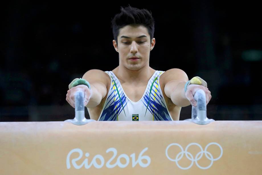 O ginasta Arthur Nory se prepara para apresentação no cavalo com alças, na final do individual geral masculino, nos Jogos Olímpicos Rio 2016