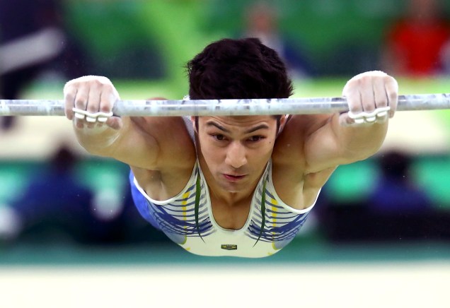 O ginasta Arthur Nory se apresenta na barra fixa, na final do individual geral masculino, nos Jogos Olímpicos Rio 2016