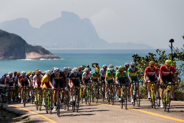 Atletas competem durante a prova de ciclismo de estrada, nas Olimpíadas Rio 2016