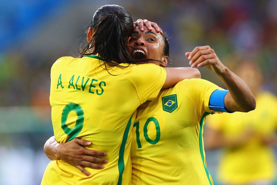 Andressa Alves comemora gol sobre a China, após uma assistência de Marta, no Rio