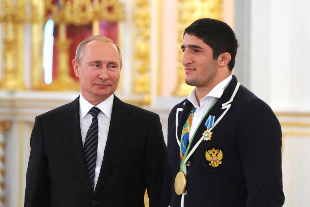 Vladimir Putin recebe o campeão na luta olímpica Abdulrashid Sadulayev