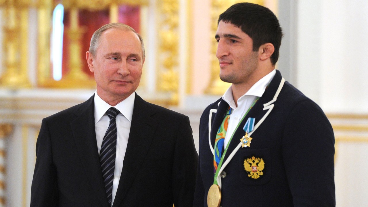 Vladimir Putin recebe o campeão na luta olímpica Abdulrashid Sadulayev