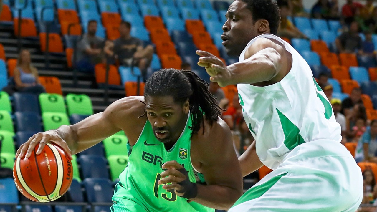 Nenê Hilário é marcado pelo nigeriano Ike Diogu, durante partida entre Brasil e Nigéria, válida pelo grupo B do torneio olímpico de basquete masculino, realizada na Arena Carioca 1 - 15/08/2016