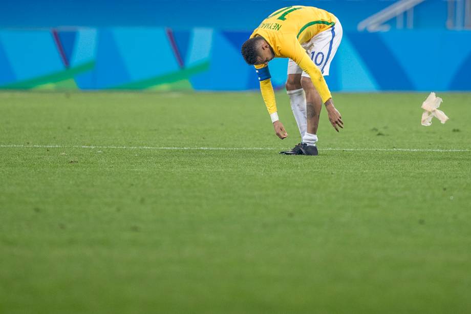 O jogador Neymar durante partida entre Brasil e Colômbia, válida pelas quartas-de-final do futebol masculino, realizada na Arena Corinthians, em Itaquera, zona leste de São Paulo (SP) - 13/08/2016