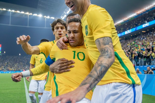 O jogador Neymar comemora gol durante partida entre Brasil e Colômbia, válida pelas quartas-de-final do futebol masculino, realizada na Arena Corinthians, em Itaquera, zona leste de São Paulo (SP) - 13/08/2016