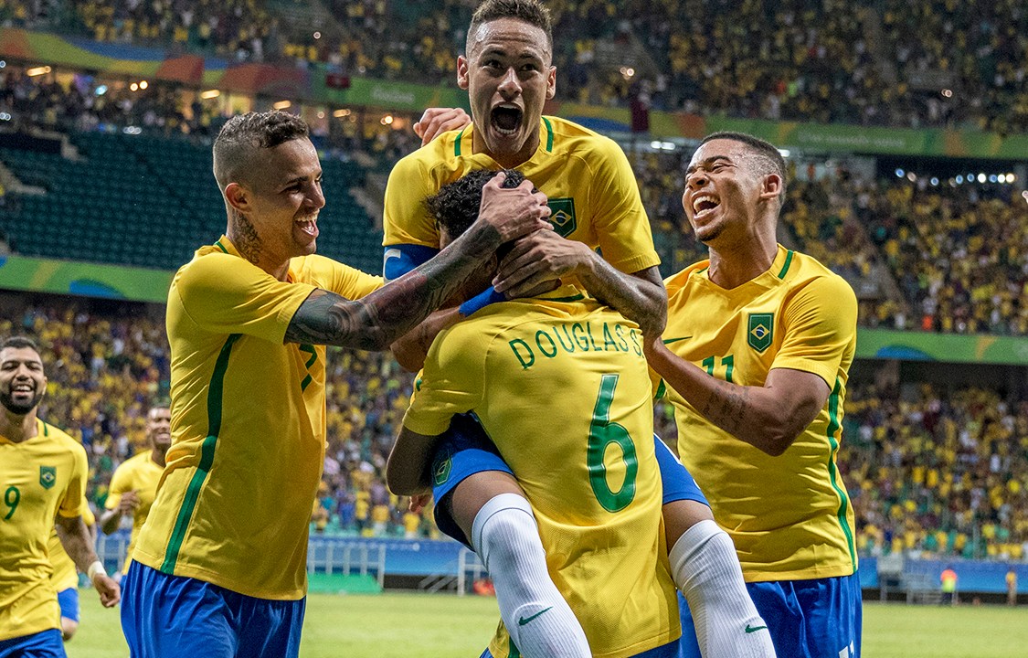 Jogadores da Seleção comemoram gol, durante partida entre Brasil e Dinamarca, realizada na Arena Fonte Nova, em Salvador (BA) - 10/08/2016