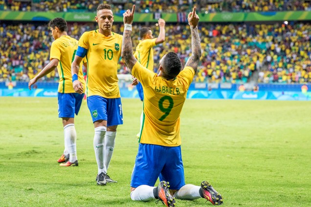 O jogador Gabigol, comemora após marcar gol, durante partida entre Brasil e Dinamarca, realizada na Arena Fonte Nova, em Salvador (BA) - 10/08/2016