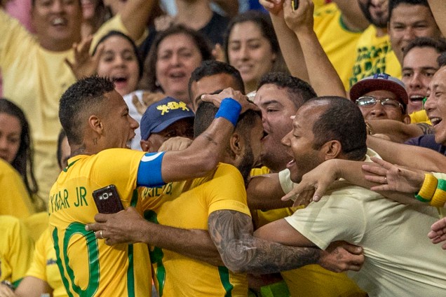 Jogadores da Seleção comemoram gol com a torcida durante partida entre Brasil e Dinamarca, realizada na Arena Fonte Nova, em Salvador (BA) - 10/08/2016