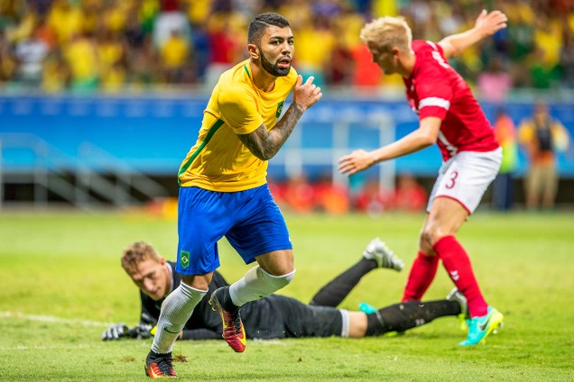 O jogador Gabigol, marca gol durante partida entre Brasil e Dinamarca, realizada na Arena Fonte Nova, em Salvador (BA) - 10/08/2016