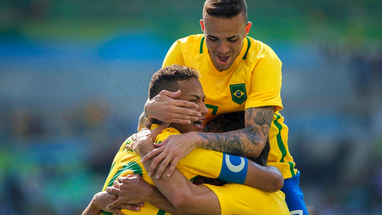 Jogadores comemoram gol durante partida entre Brasil e Honduras, válida pelas semifinais do torneio olímpico de futebol masculino, realizada no Estádio do Maracanã - 17/08/2016
