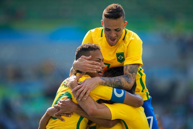 Jogadores da seleção brasileira de futebol comemoram goleada na semi-final contra Honduras, no Maracanã, e passam para a final - 17/08/2016