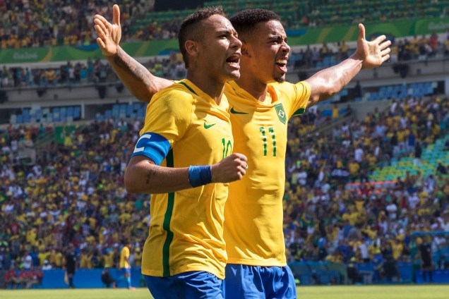 Neymar e Gabriel Jesus comemoram gol durante partida entre Brasil e Honduras, válida pelas semifinais do torneio olímpico de futebol masculino, realizada no Estádio do Maracanã - 17/08/2016