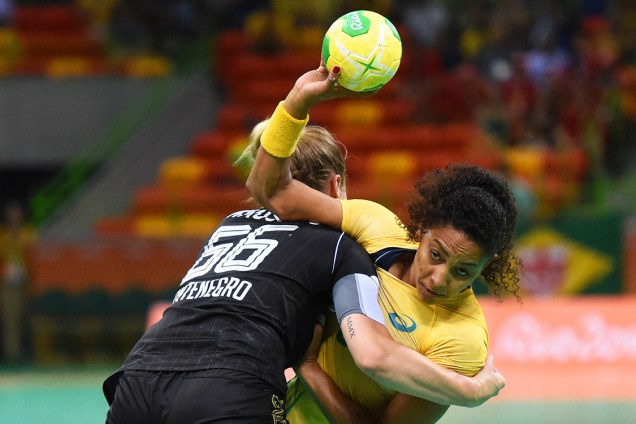 Partida entre Brasil e Montenegro, válida pelo grupo A de handebol feminino, realizada na Arena do Futuro - 14/08/2016