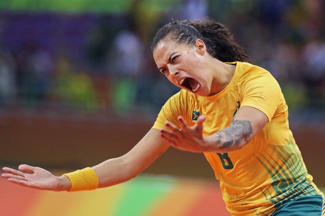 Fernanda comemora gol, durante partida entre Brasil e Montenegro, válida pelo grupo A de handebol feminino, realizada na Arena do Futuro - 14/08/2016
