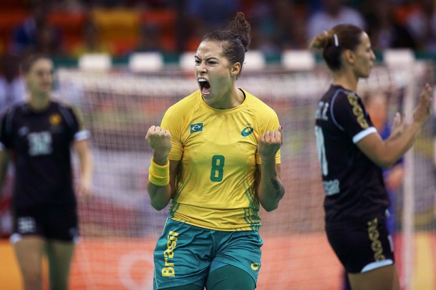 A jogadora Fernanda comemora gol durante partida entre Brasil e Montenegro, válida pelo grupo A de handebol feminino, realizada na Arena do Futuro - 14/08/2016