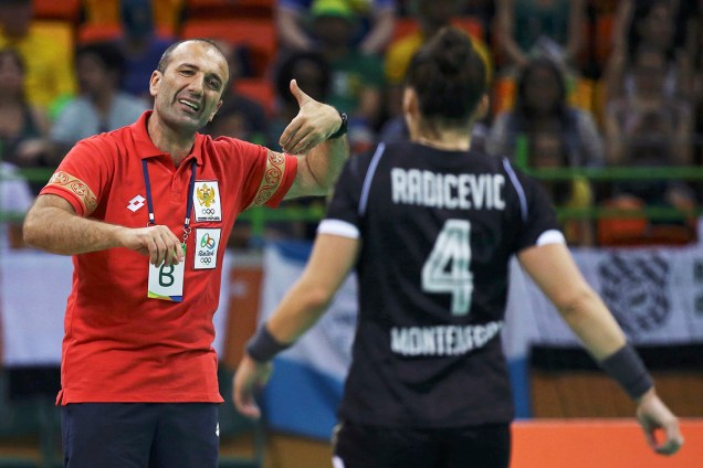 O técnico de Montenegro, Dragan Adzic, durante partida contra o Brasil, no handebol feminino - 14/08/2016