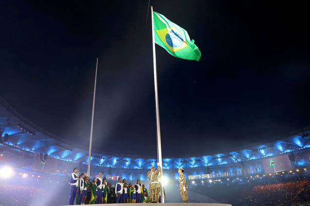 Bandeira do Brasil é hasteada duranye a cerimônia de abertura dos Jogos Olímpicos Rio 2016, no estádio do Maracanã