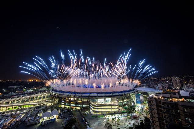 Fogos de artifício durante a cerimônia de abertura dos Jogos Olímpicos Rio 2016, no estádio do Maracanã