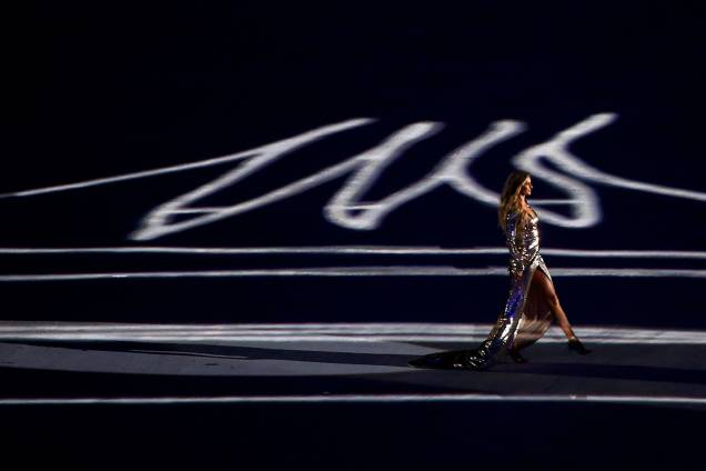 A modelo Gisele Bündchen desfila no estádio do Maracanã durante a cerimônia de abertura dos Jogos Olímpicos Rio 2016
