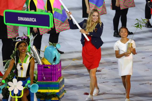 A tenista Caroline Wozniacki leva a bandeira da Dinamarca durante a cerimônia de abertura dos Jogos Olímpicos Rio 2016, no estádio do Maracanã