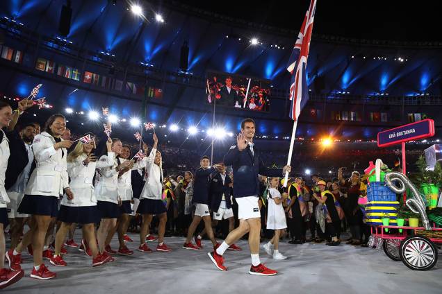 RIO DE JANEIRO, BRAZIL - AUGUST 05:  Andy Murray of Great Britain carries the flag during the Opening Ceremony of the Rio 2016 Olympic Games at Maracana Stadium on August 5, 2016 in Rio de Janeiro, Brazil.  (Photo by Cameron Spencer/Getty Images)
